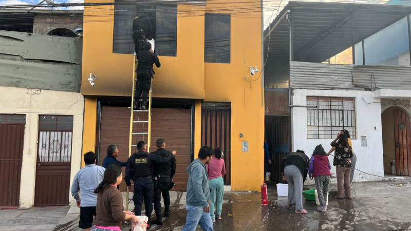 Tres personas heridas deja incendio tras deflagración de balón de gas en Paucarpata